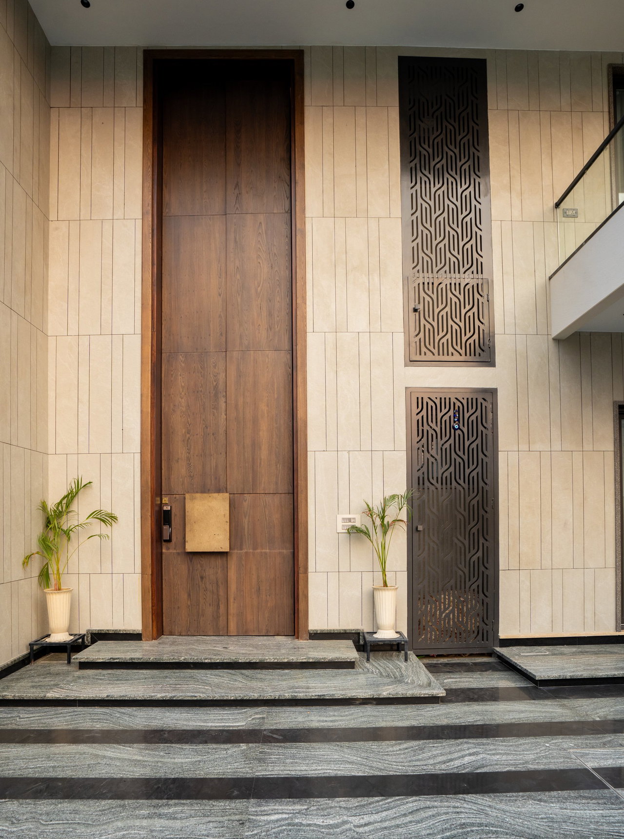 Wooden pivot door in a private home in Karnal with FritsJurgens System M+ pivot hinge system inside