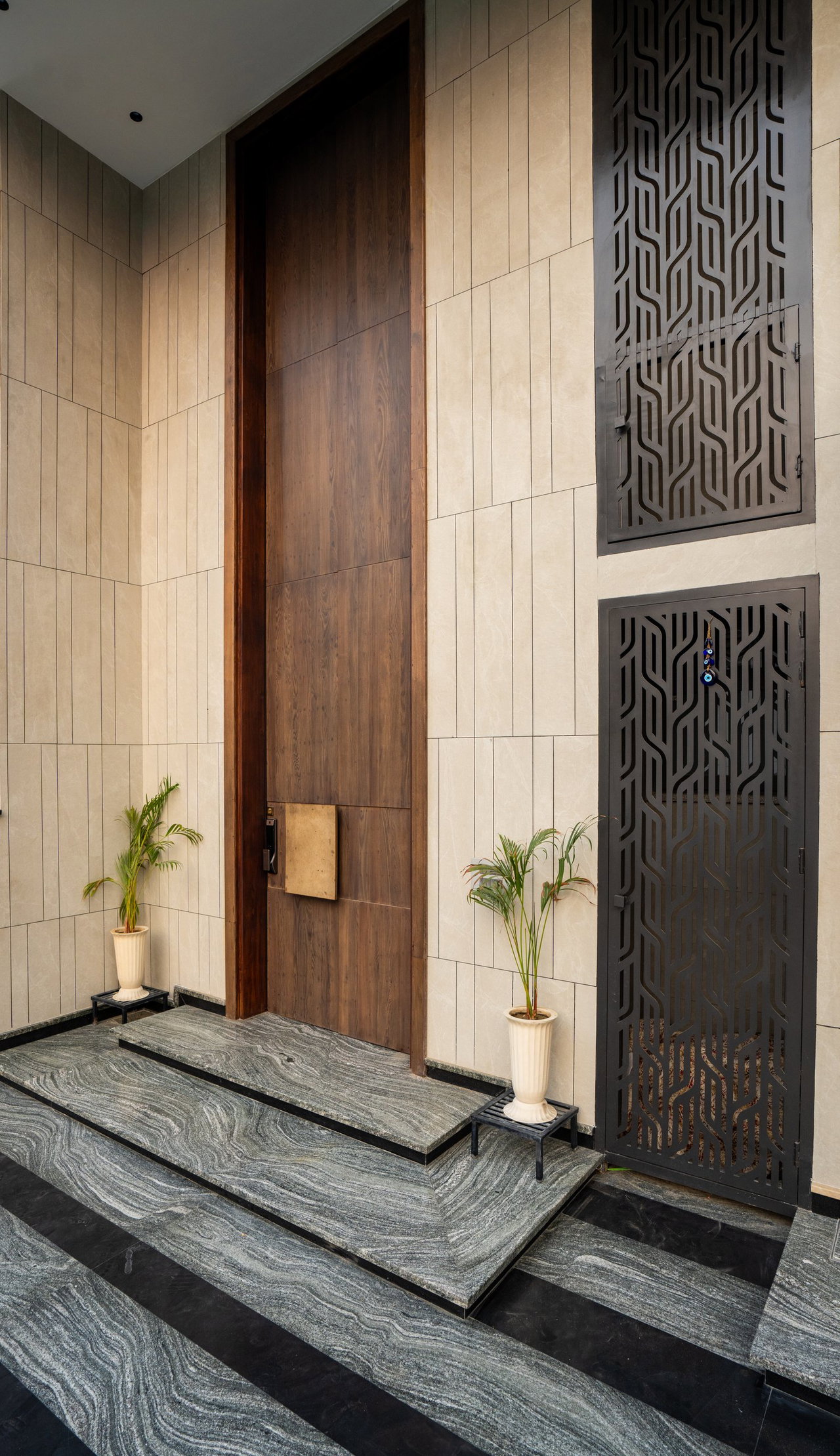 Wooden pivot door in a private home in Karnal with FritsJurgens System M+ pivot hinge system inside