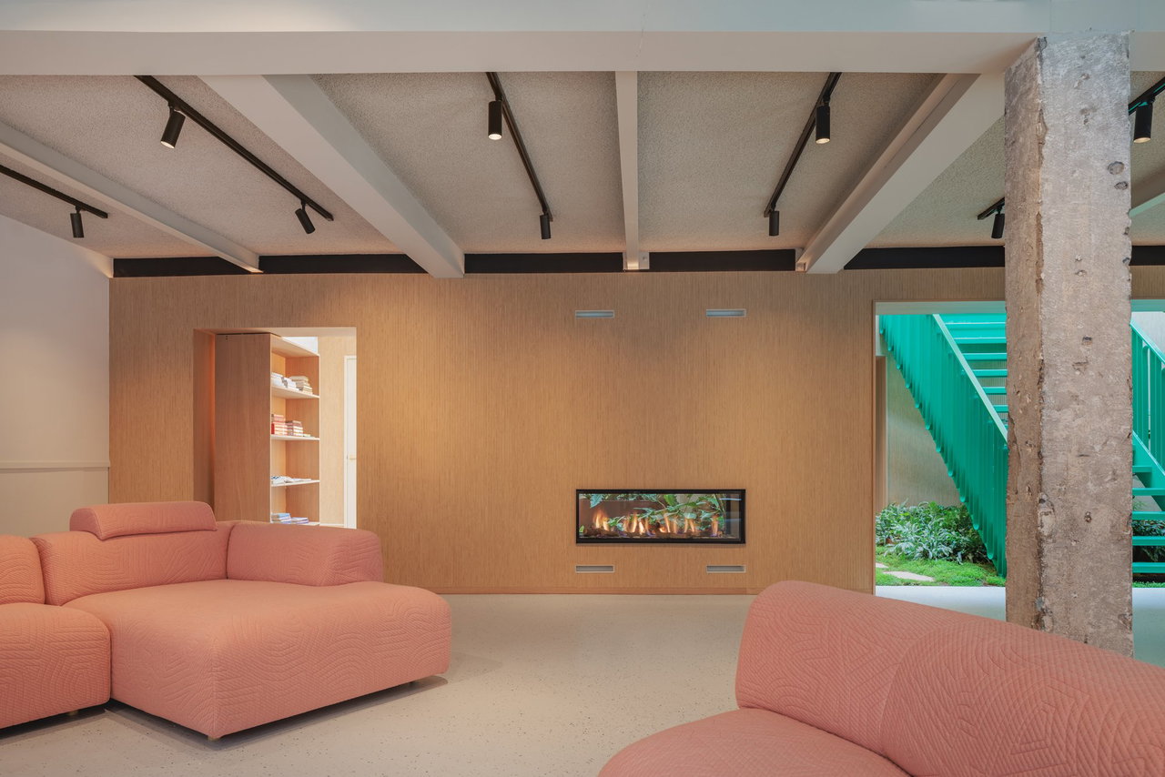 Wooden pivot door in a private home in Amsterdam with FritsJurgens System One pivot hinge system inside