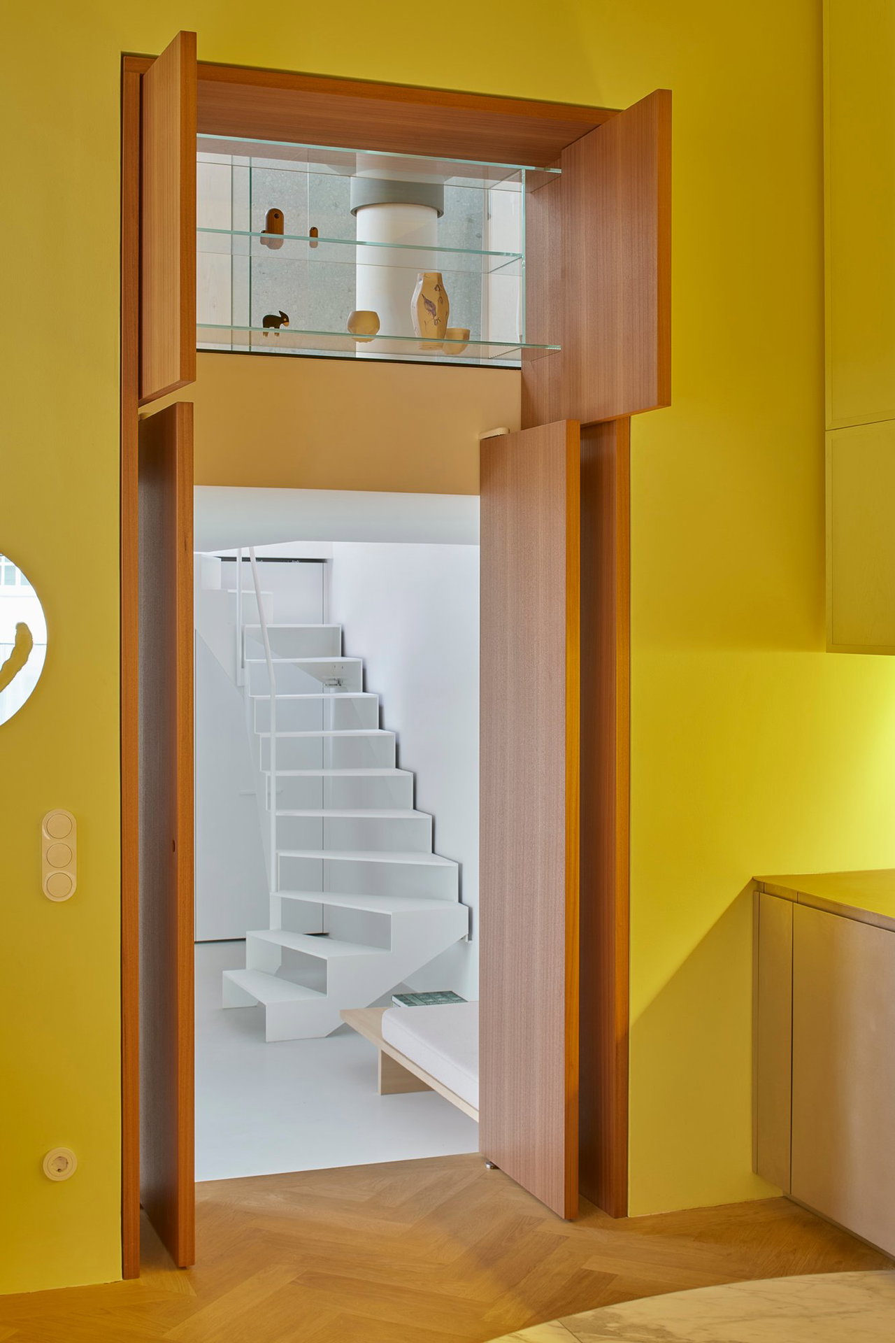 Wooden pivot door in a private home in Munich with FritsJurgens System M+ pivot hinge system inside