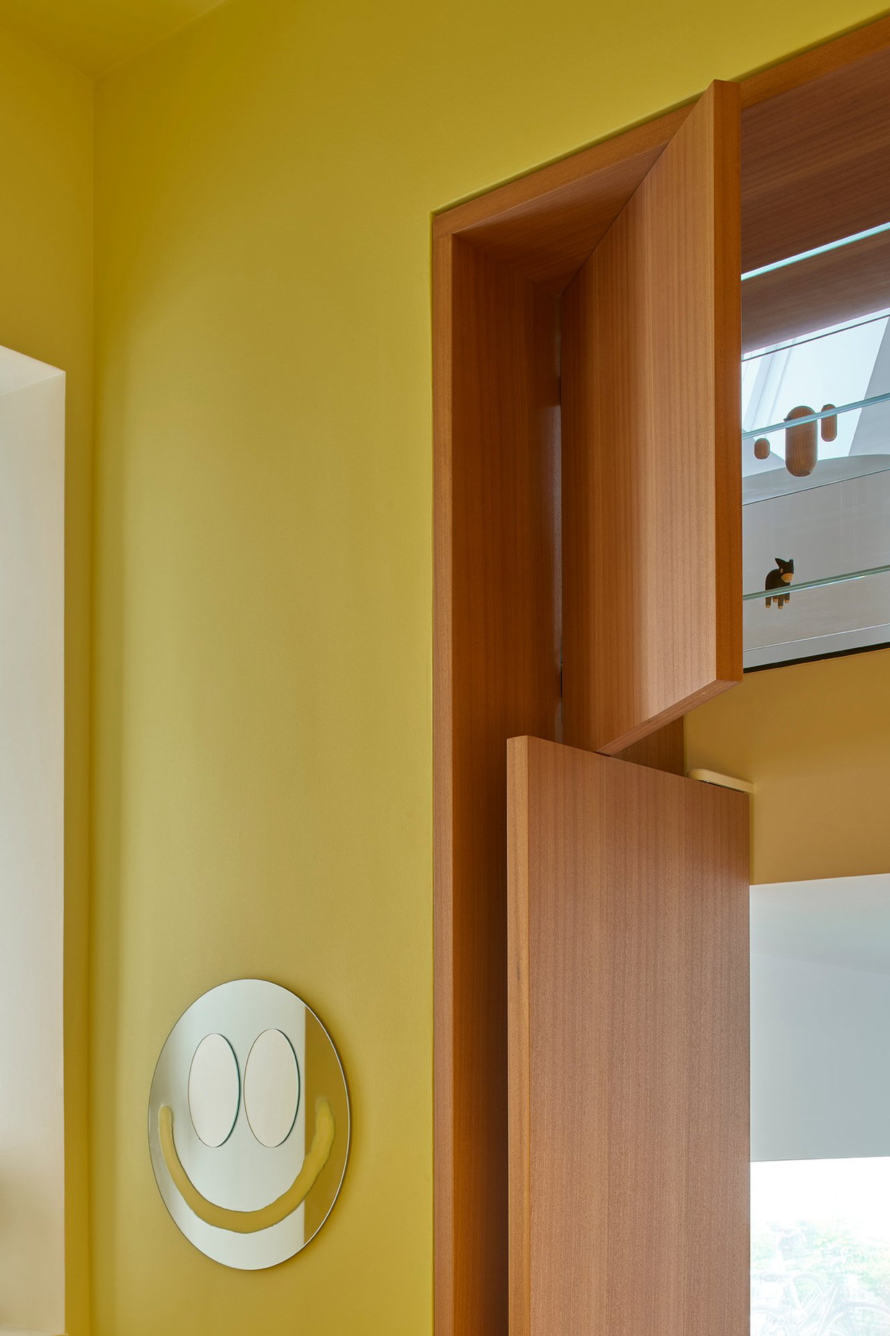Wooden pivot door in a private home in Munich with FritsJurgens System M+ pivot hinge system inside