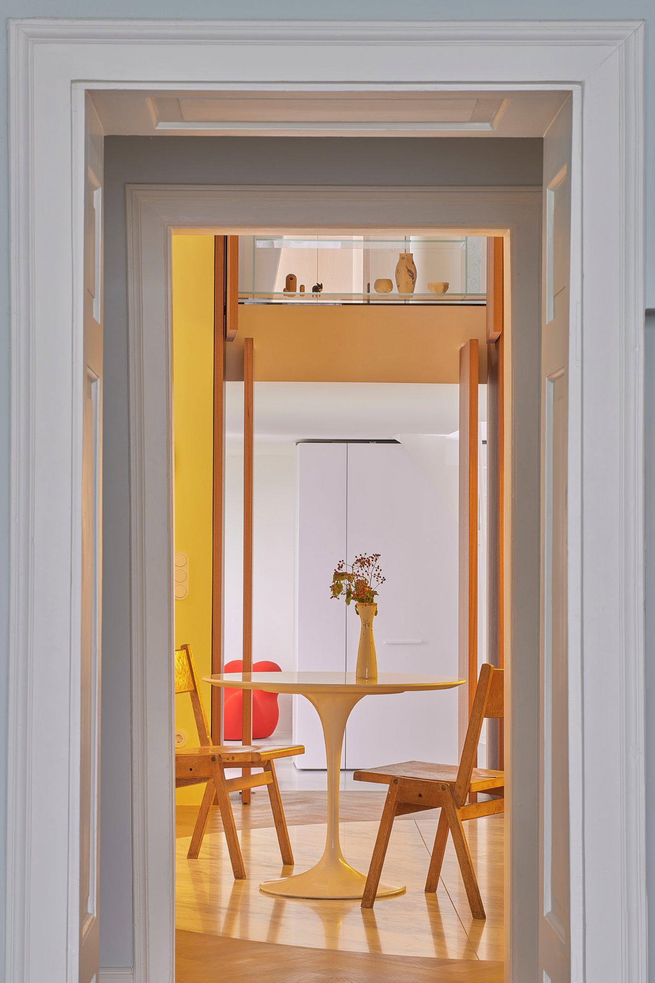 Wooden pivot door in a private home in Munich with FritsJurgens System M+ pivot hinge system inside