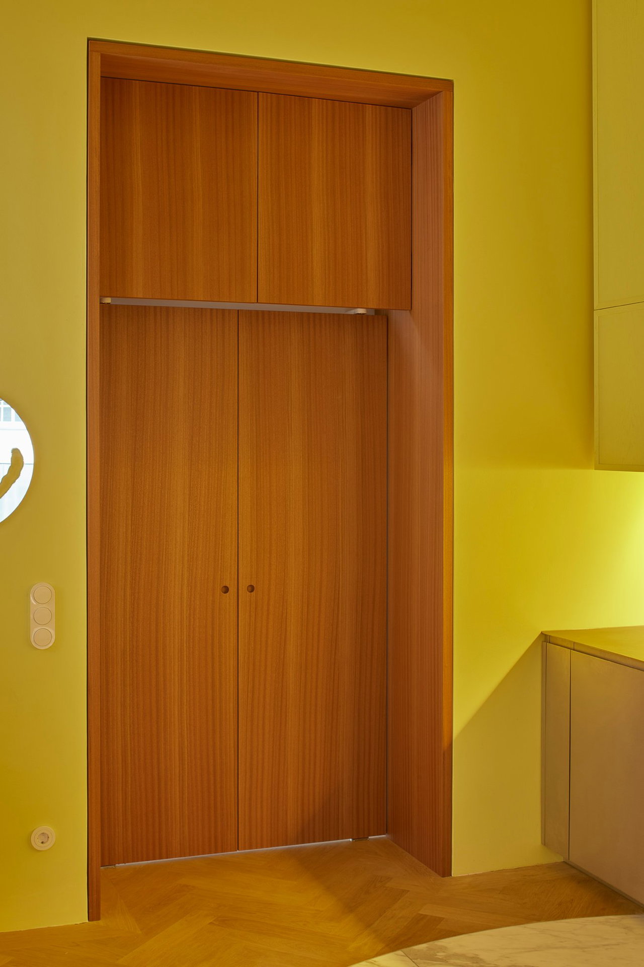 Wooden pivot door in a private home in Munich with FritsJurgens System M+ pivot hinge system inside