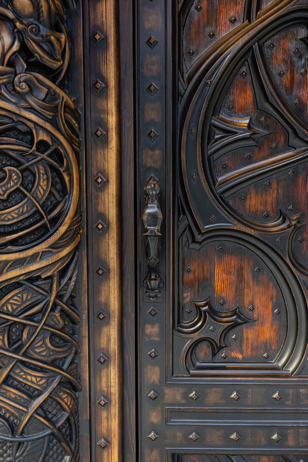 Wooden pivot door in a religious building in Odda with FritsJurgens System M+ pivot hinge system inside