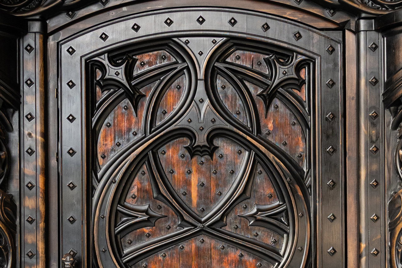 Wooden pivot door in a religious building in Odda with FritsJurgens System M+ pivot hinge system inside
