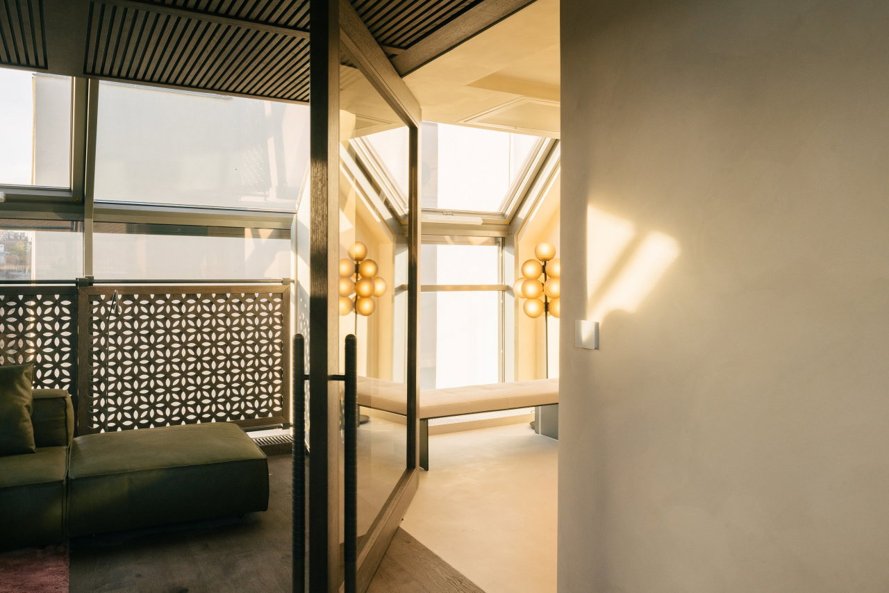 Pivottür aus Holz in einem Privathaus in Vienna mit FritsJurgens System M+ Pivot-Scharniersystem im Inneren