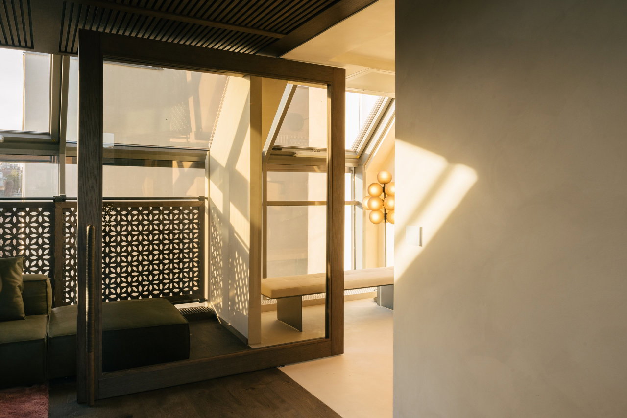 Pivottür aus Holz in einem Privathaus in Vienna mit FritsJurgens System M+ Pivot-Scharniersystem im Inneren
