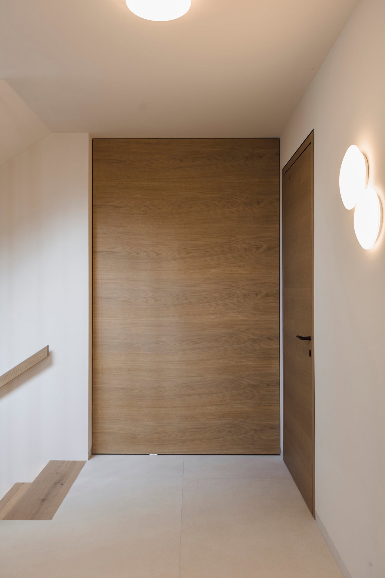 Wooden pivot door in a private home in Wels with FritsJurgens System M+ pivot hinge system inside