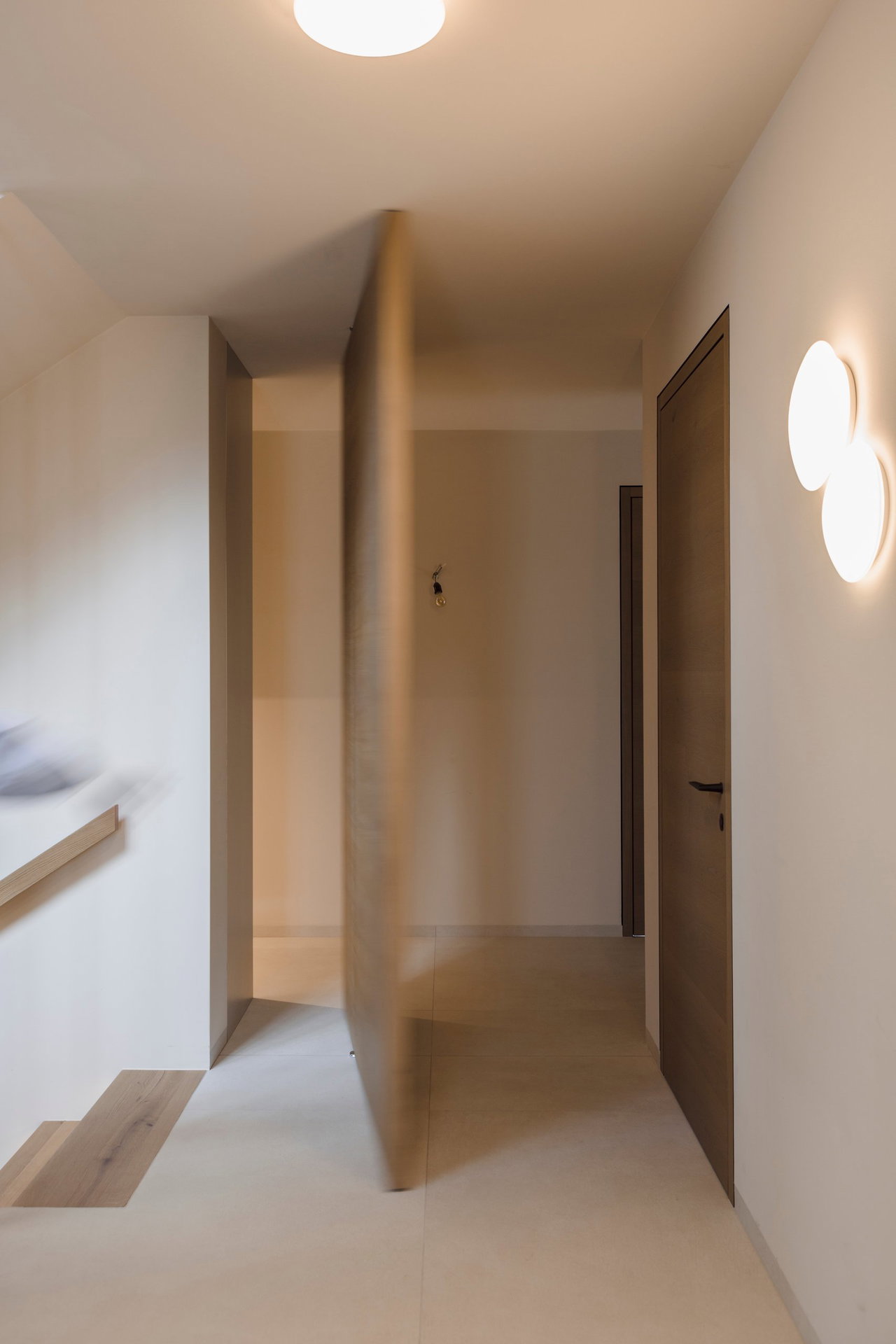 Wooden pivot door in a private home in Wels with FritsJurgens System M+ pivot hinge system inside