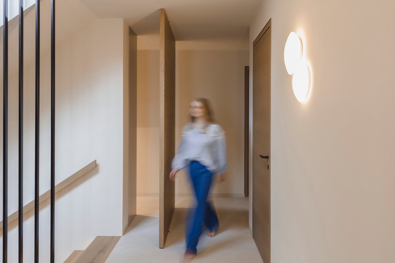 Wooden pivot door in a private home in Wels with FritsJurgens System M+ pivot hinge system inside