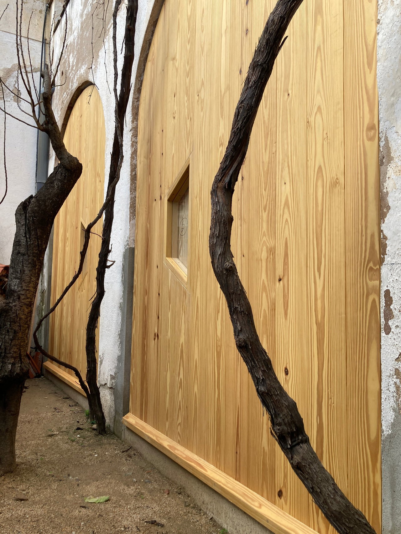 Wooden pivot door in a private home in Barcelona with FritsJurgens System One pivot hinge system inside