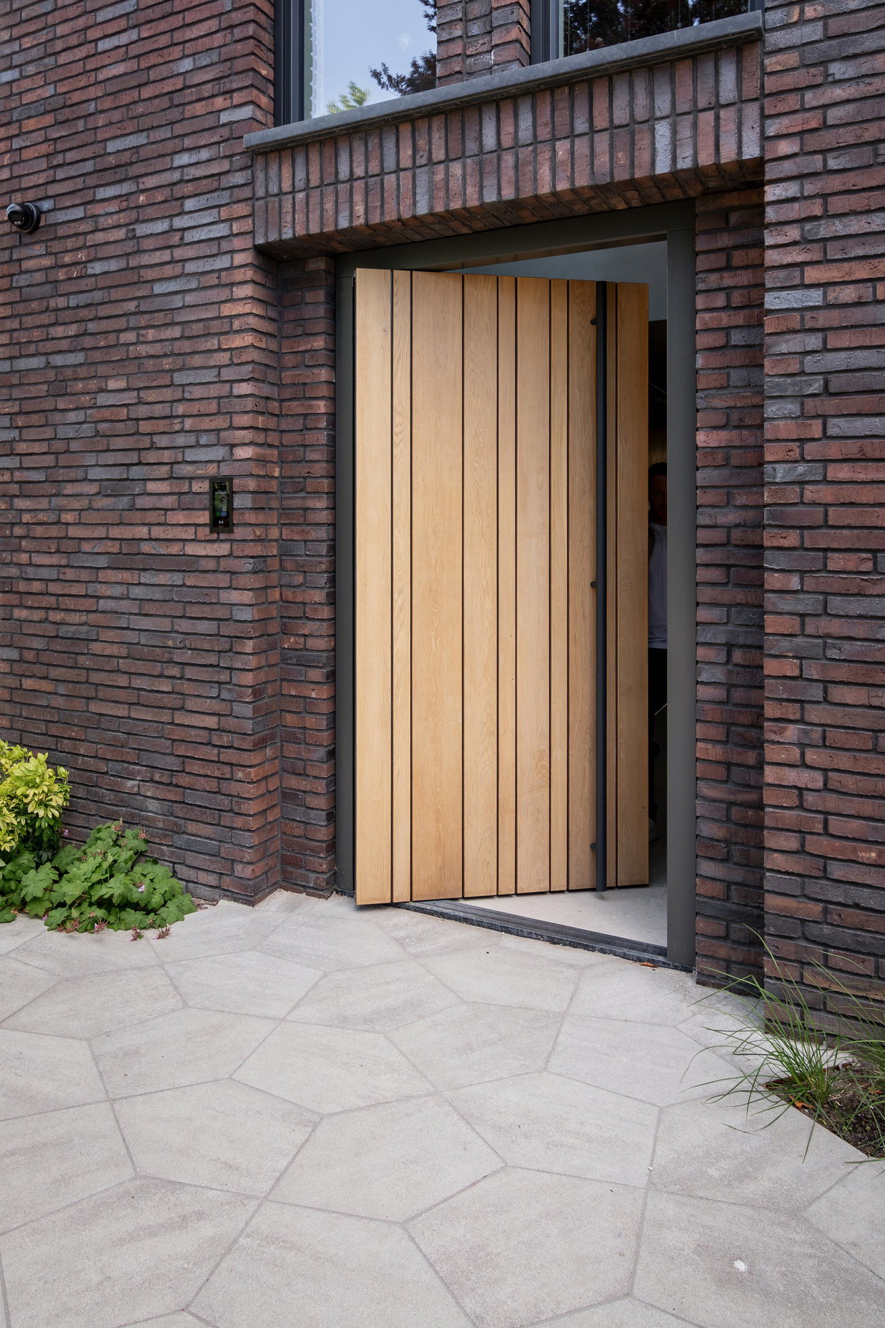 Pivottür aus Holz in einem Privathaus in Barendrecht mit FritsJurgens System M+ Pivot-Scharniersystem im Inneren