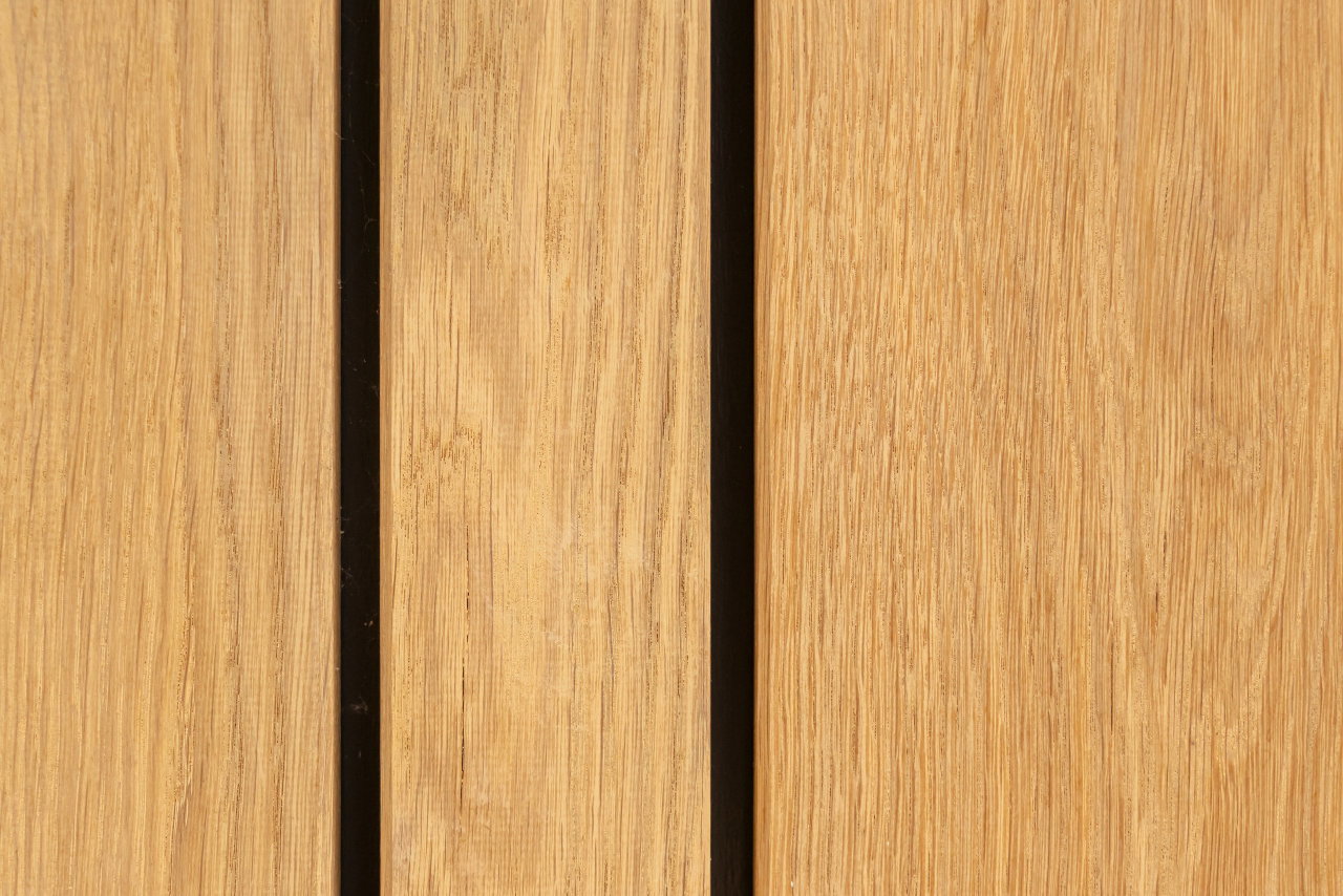 Pivottür aus Holz in einem Privathaus in Barendrecht mit FritsJurgens System M+ Pivot-Scharniersystem im Inneren