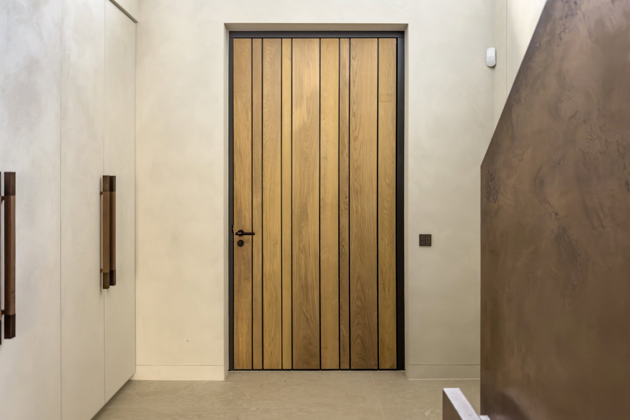 Pivottür aus Holz in einem Privathaus in Barendrecht mit FritsJurgens System M+ Pivot-Scharniersystem im Inneren