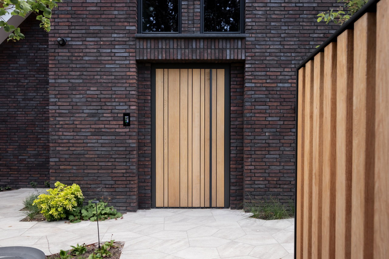 Pivottür aus Holz in einem Privathaus in Barendrecht mit FritsJurgens System M+ Pivot-Scharniersystem im Inneren