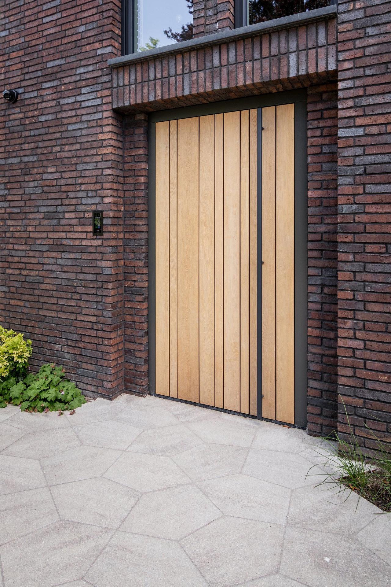 Pivottür aus Holz in einem Privathaus in Barendrecht mit FritsJurgens System M+ Pivot-Scharniersystem im Inneren