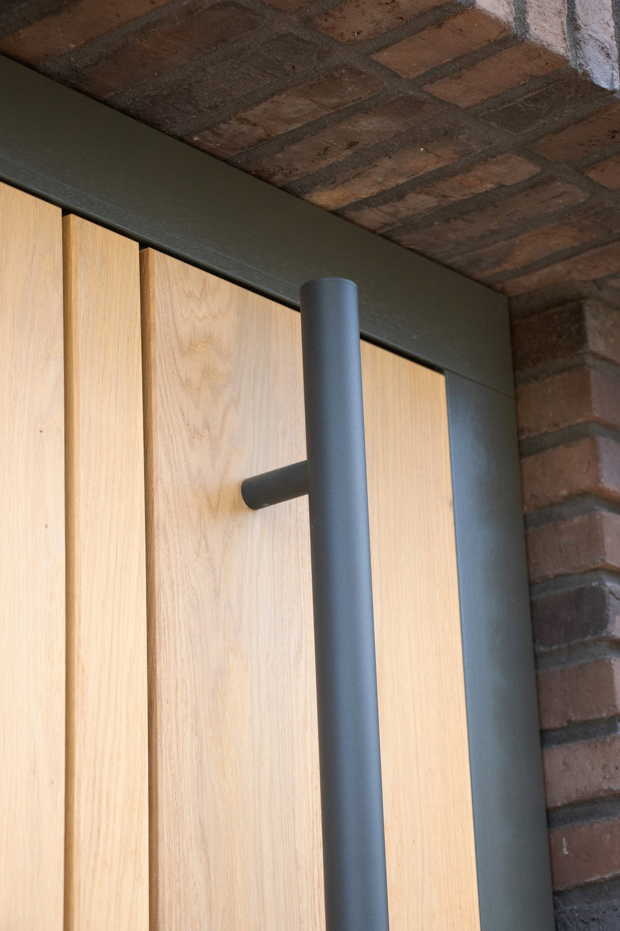 Pivottür aus Holz in einem Privathaus in Barendrecht mit FritsJurgens System M+ Pivot-Scharniersystem im Inneren