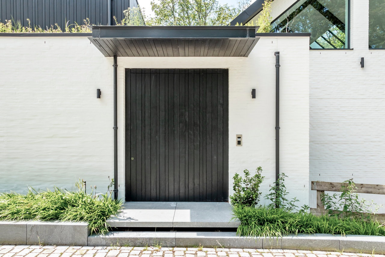 Wooden pivot door in a private home with FritsJurgens System M+ pivot hinge system inside