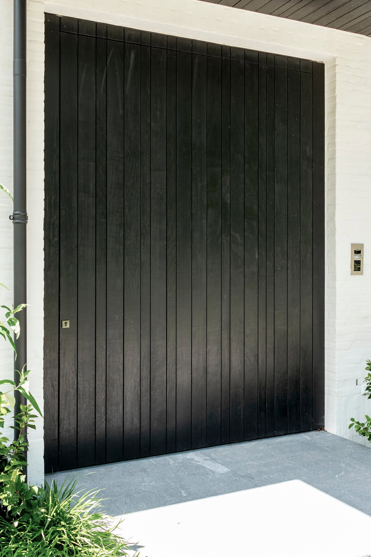 Wooden pivot door in a private home with FritsJurgens System M+ pivot hinge system inside