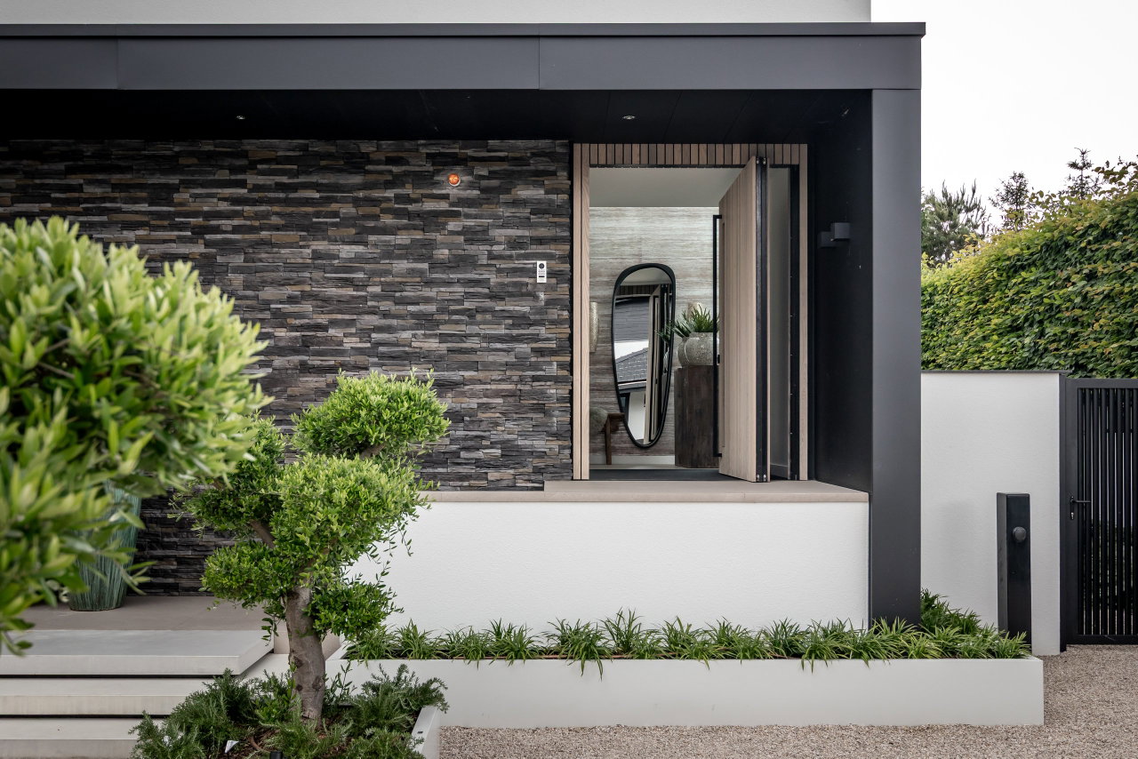Wooden pivot door in a private home with FritsJurgens System M+ pivot hinge system inside