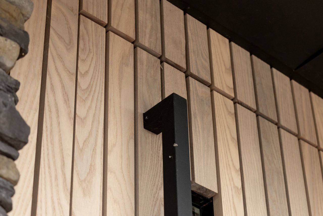 Wooden pivot door in a private home with FritsJurgens System M+ pivot hinge system inside