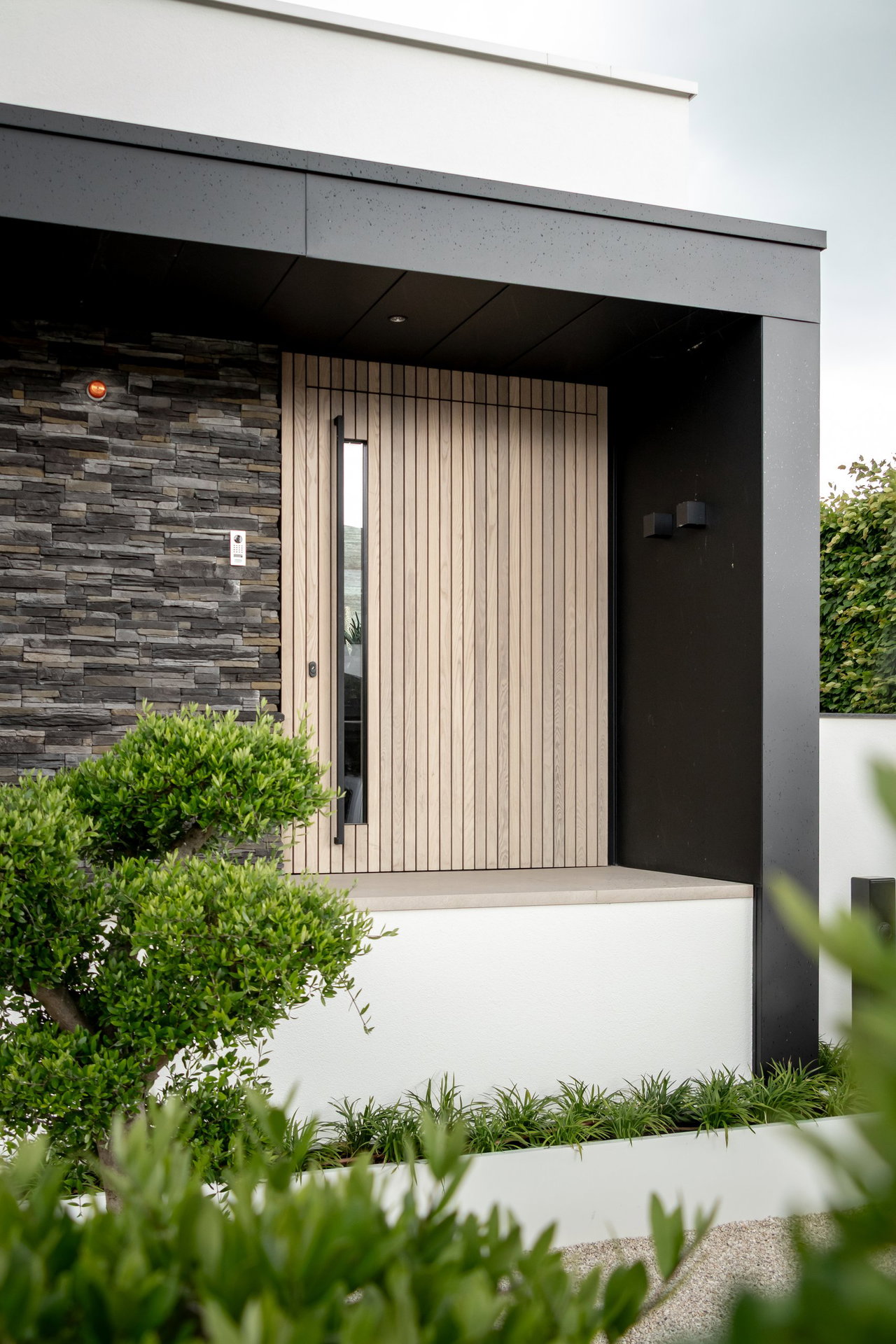Wooden pivot door in a private home with FritsJurgens System M+ pivot hinge system inside