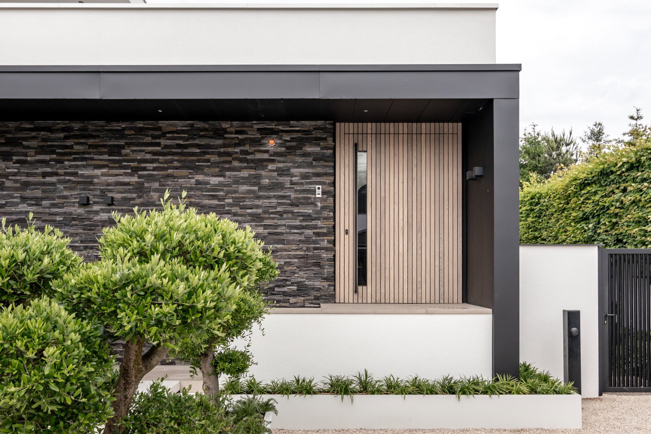 Wooden pivot door in a private home with FritsJurgens System M+ pivot hinge system inside