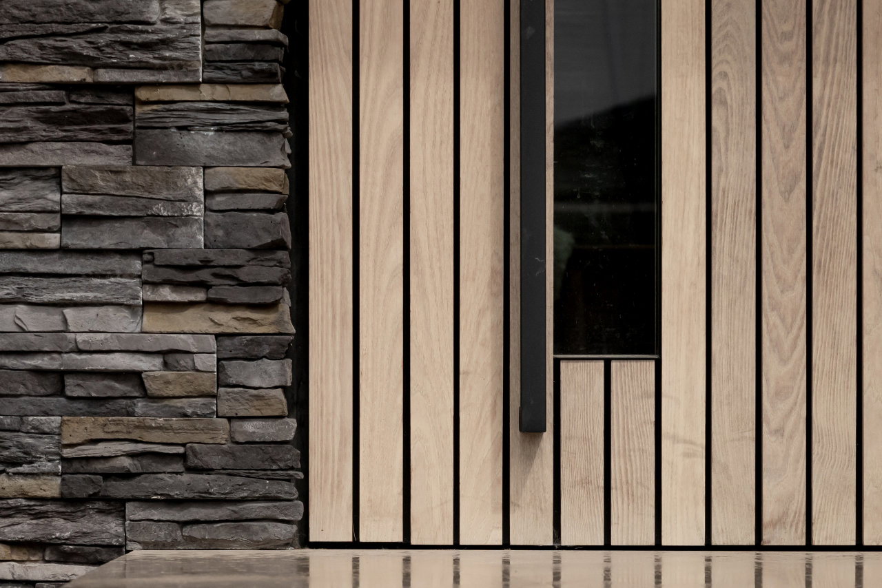 Wooden pivot door in a private home with FritsJurgens System M+ pivot hinge system inside