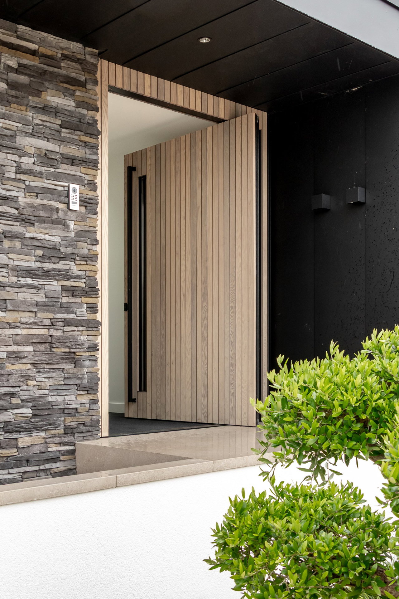 Wooden pivot door in a private home with FritsJurgens System M+ pivot hinge system inside