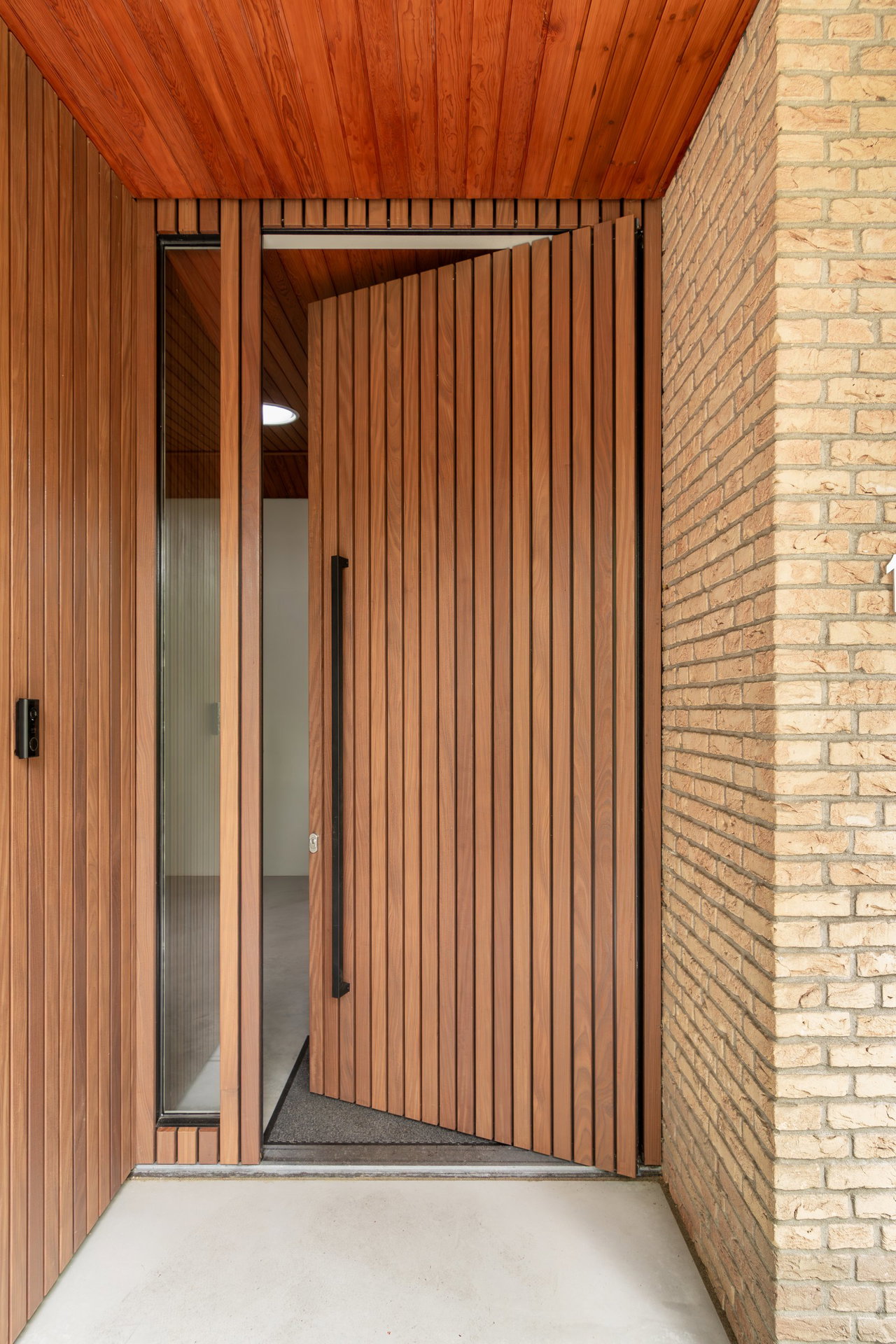 Wooden pivot door in a private home with FritsJurgens System M+ pivot hinge system inside