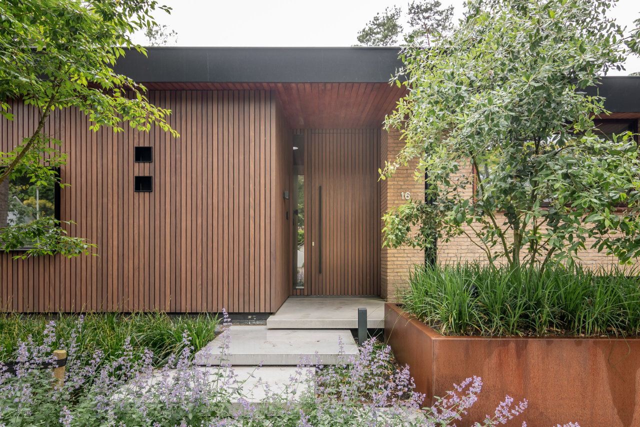 Wooden pivot door in a private home with FritsJurgens System M+ pivot hinge system inside