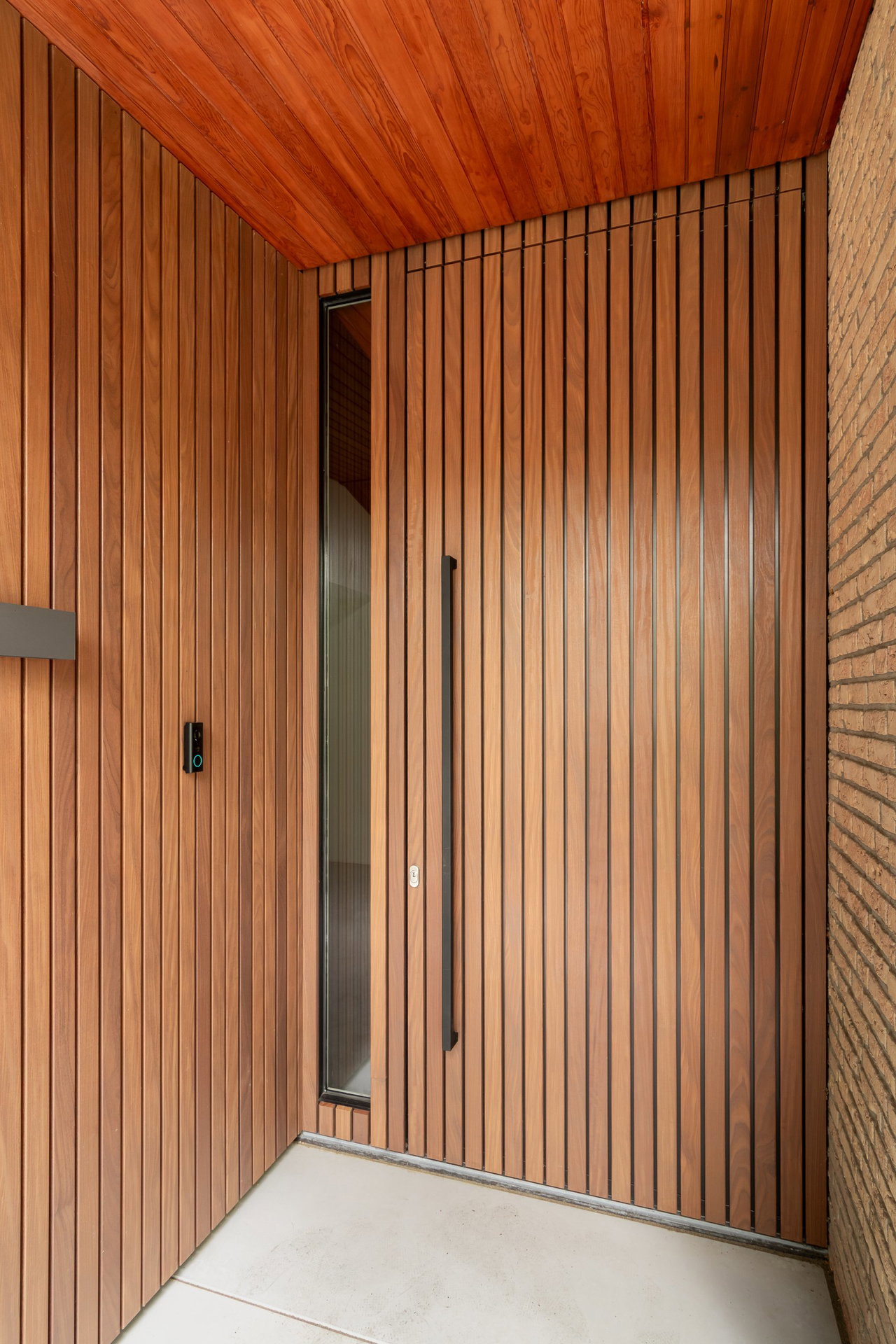 Wooden pivot door in a private home with FritsJurgens System M+ pivot hinge system inside