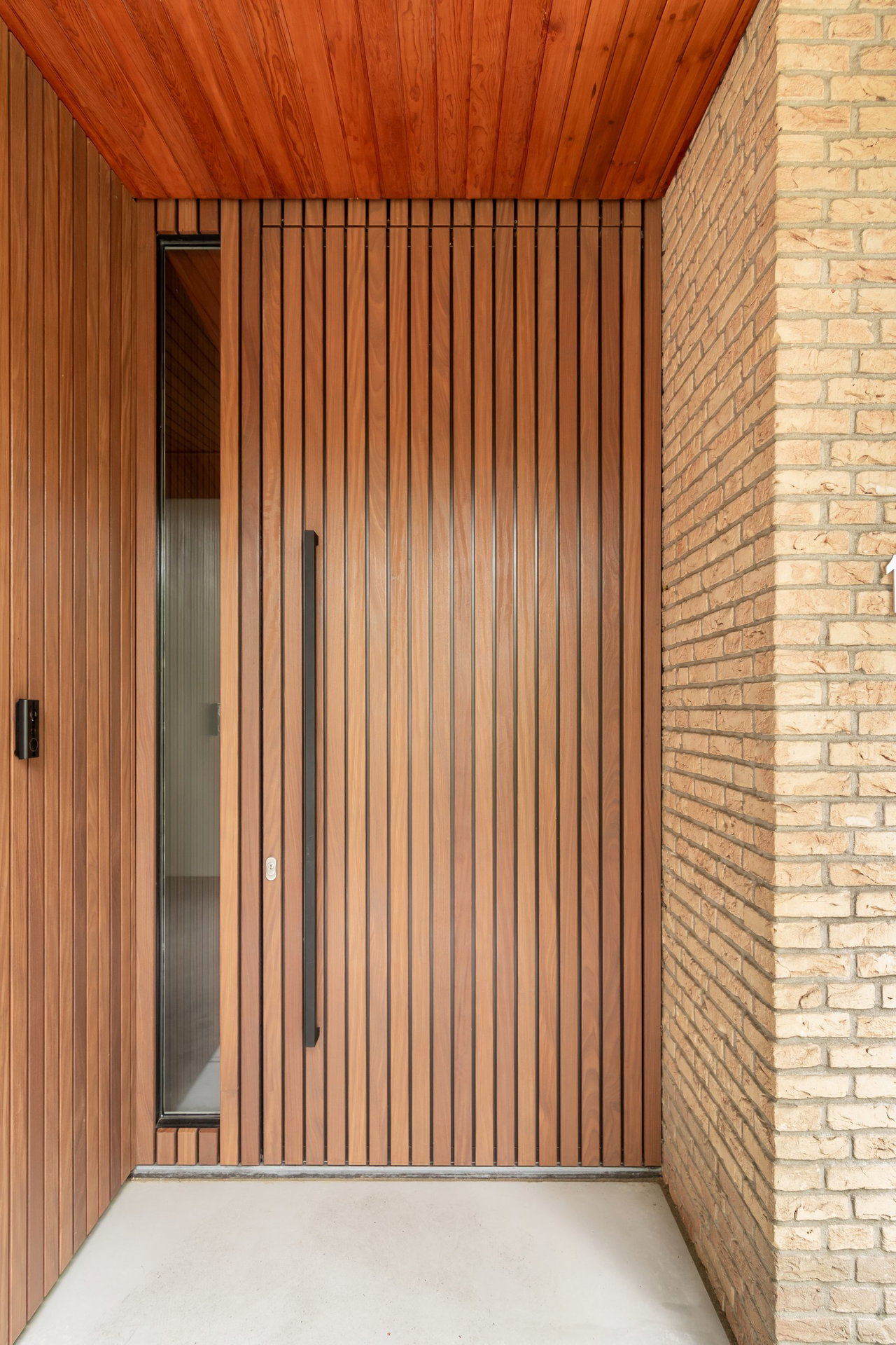 Wooden pivot door in a private home with FritsJurgens System M+ pivot hinge system inside
