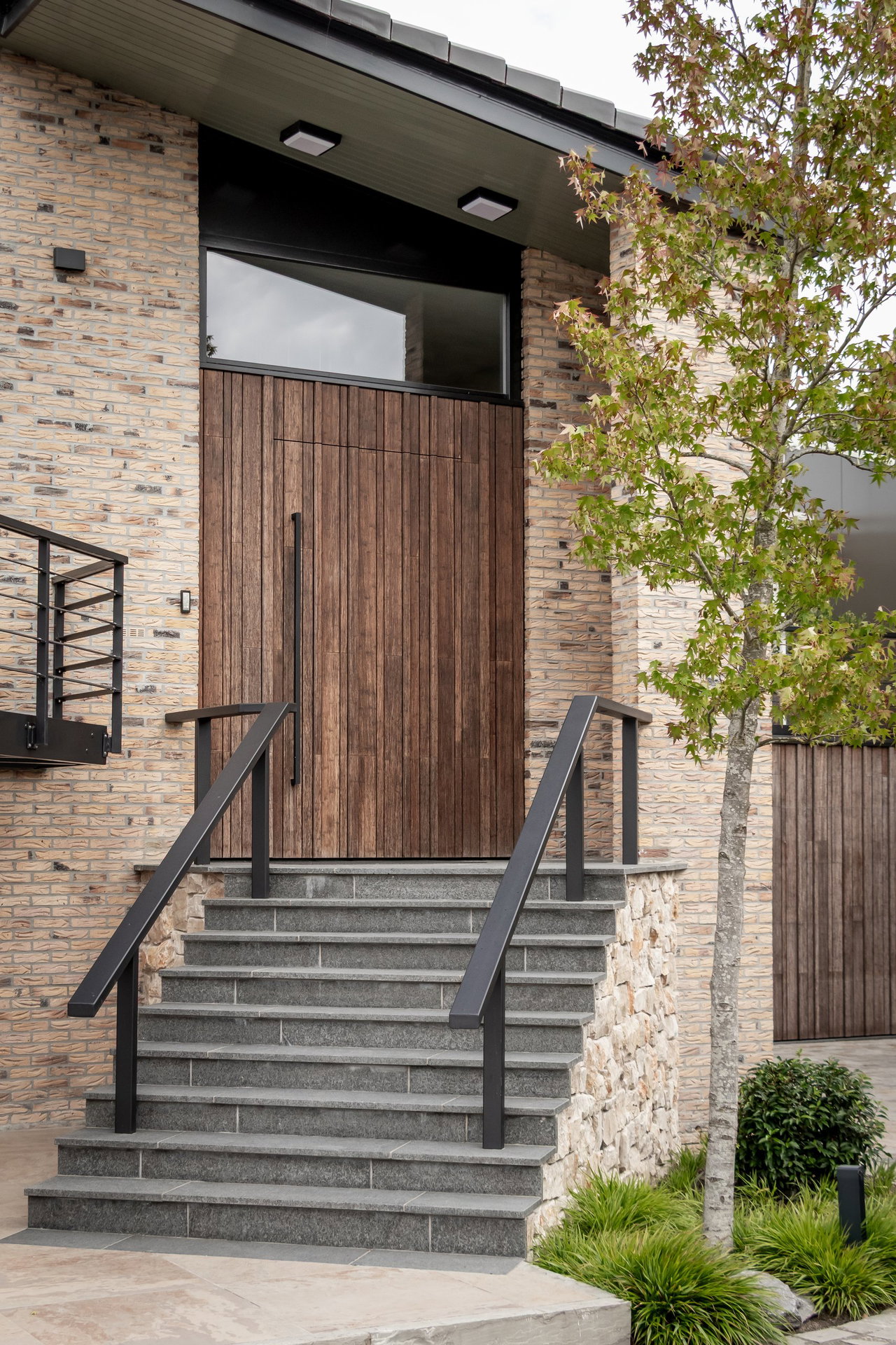 Wooden pivot door in a private home with FritsJurgens System M+ pivot hinge system inside