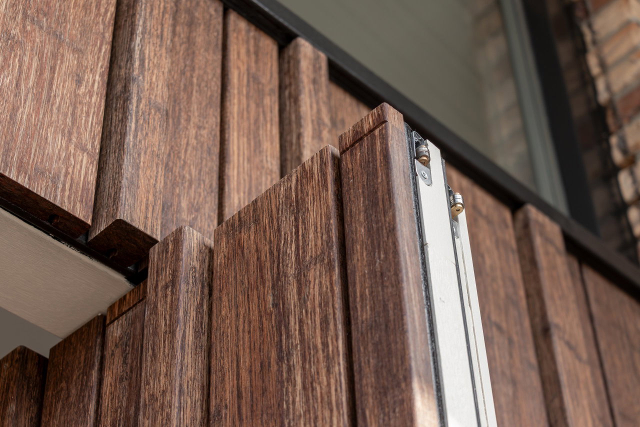Wooden pivot door in a private home with FritsJurgens System M+ pivot hinge system inside