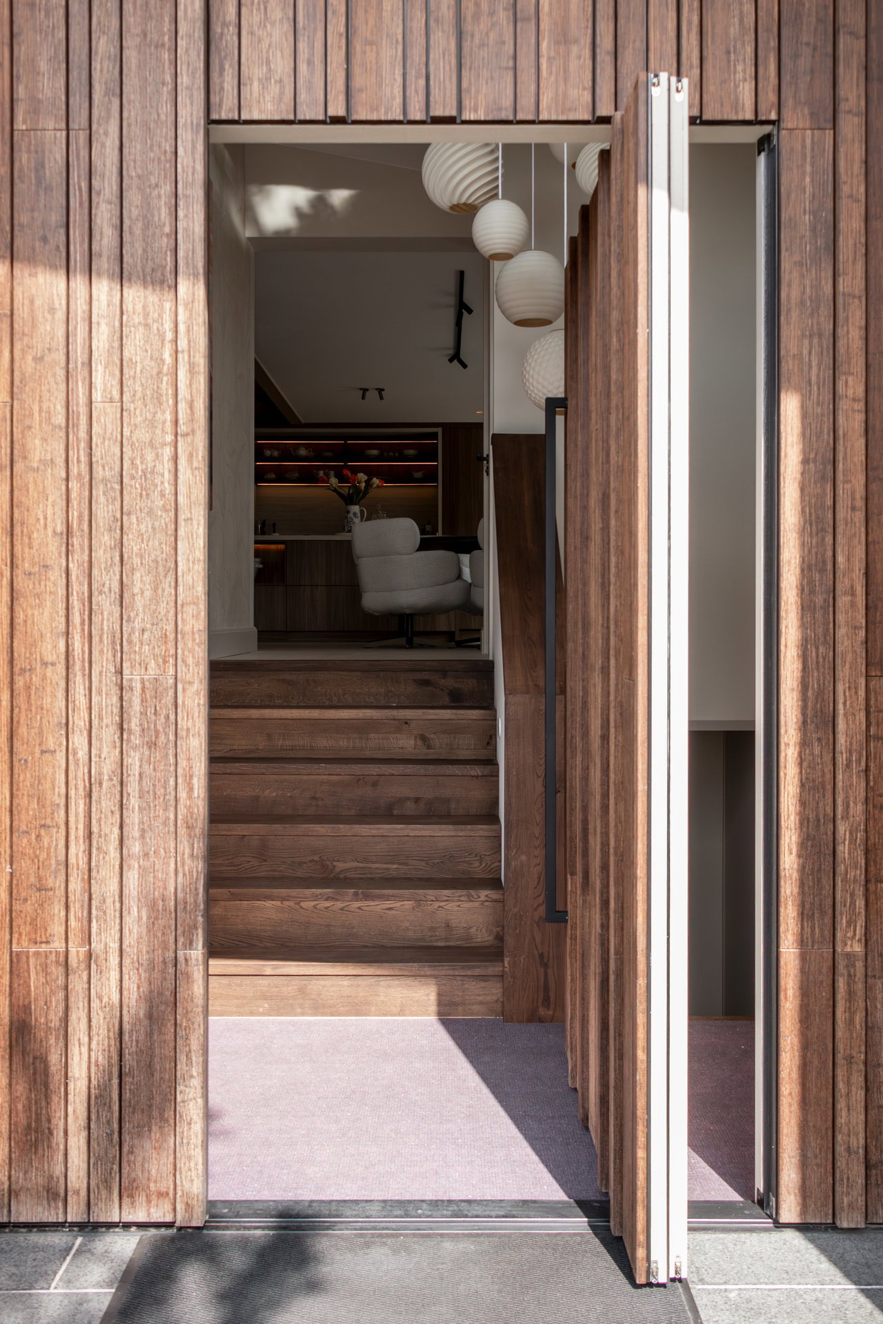 Wooden pivot door in a private home with FritsJurgens System M+ pivot hinge system inside