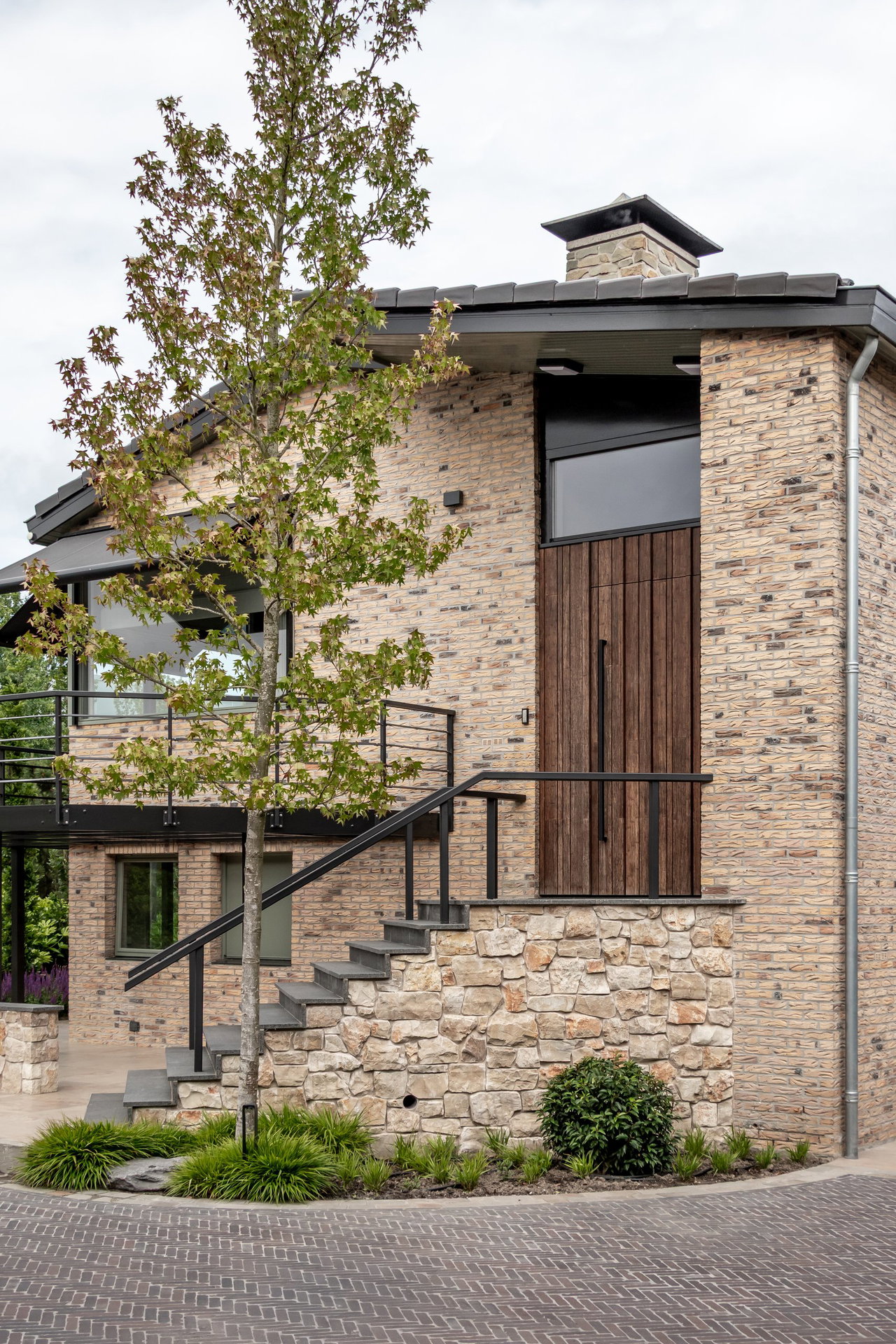 Wooden pivot door in a private home with FritsJurgens System M+ pivot hinge system inside