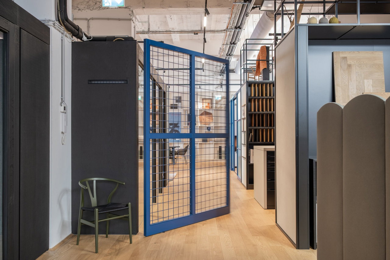 Steel pivot door in an office in Graz with FritsJurgens System M+ pivot hinge system inside