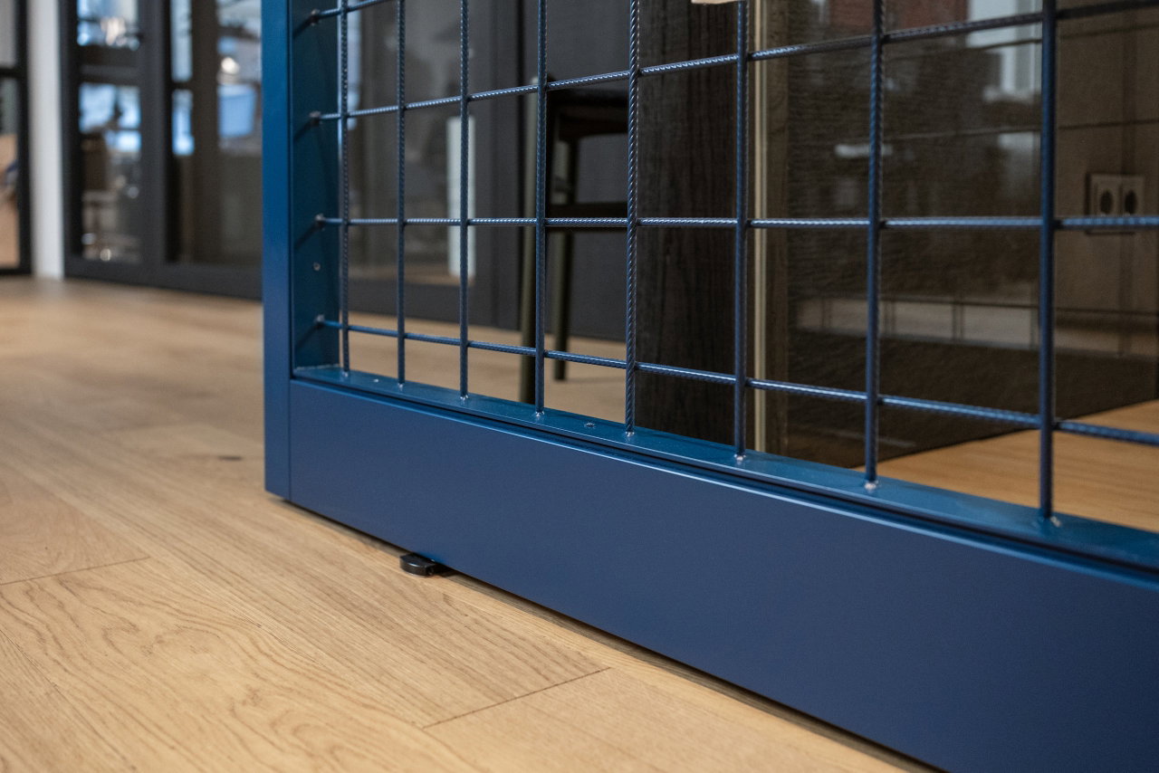 Steel pivot door in an office in Graz with FritsJurgens System M+ pivot hinge system inside