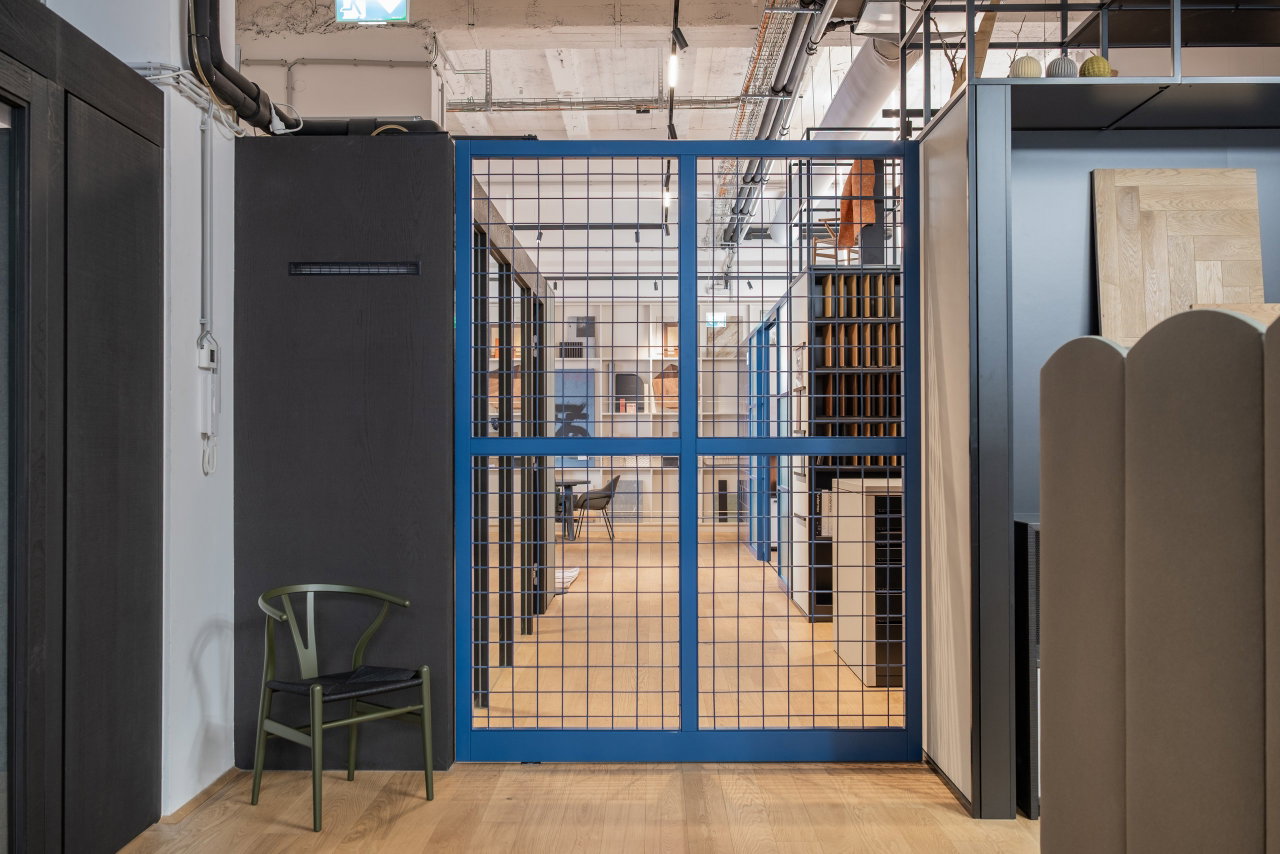 Steel pivot door in an office in Graz with FritsJurgens System M+ pivot hinge system inside