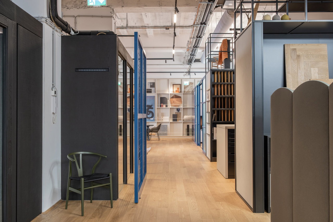 Steel pivot door in an office in Graz with FritsJurgens System M+ pivot hinge system inside