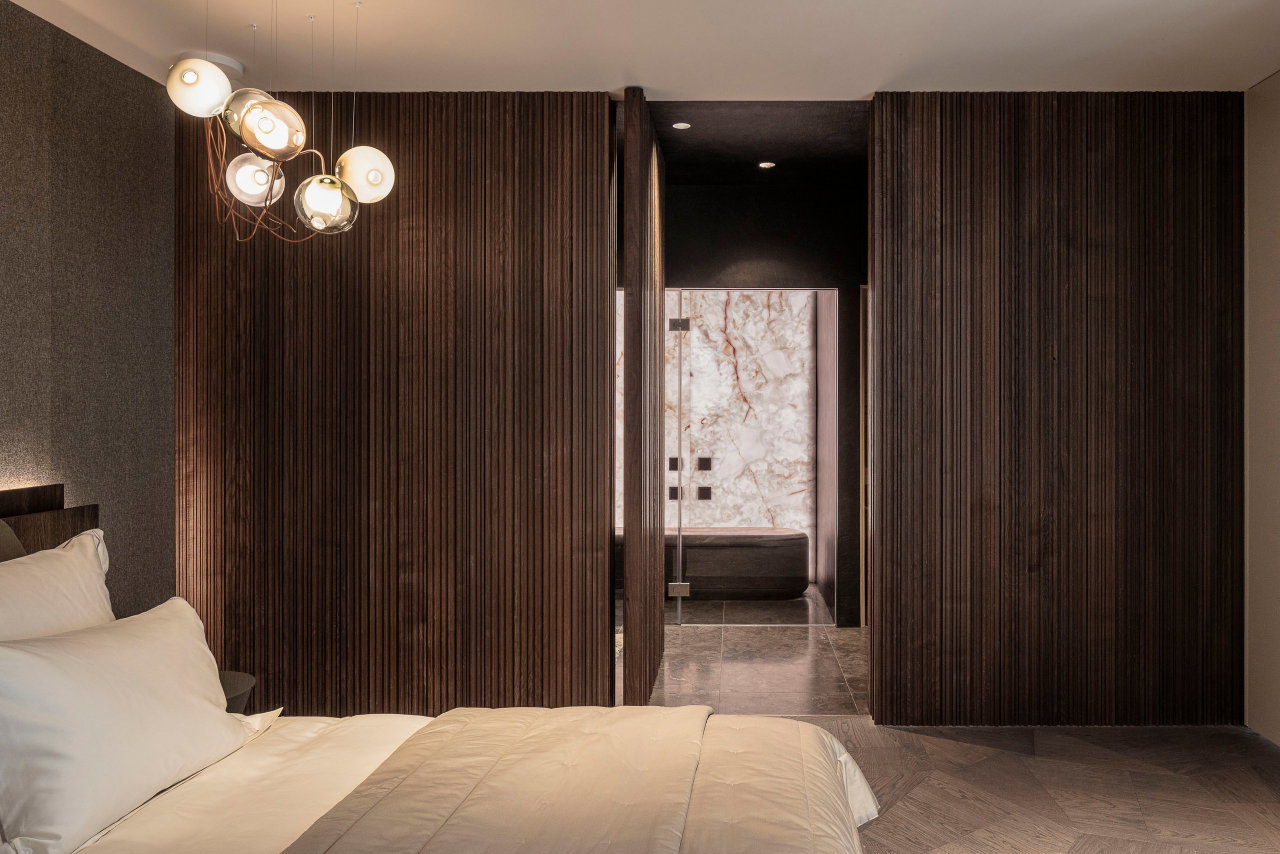 Pivottür aus Holz in einem Privathaus in Rotterdam mit FritsJurgens System M Pivot-Scharniersystem im Inneren