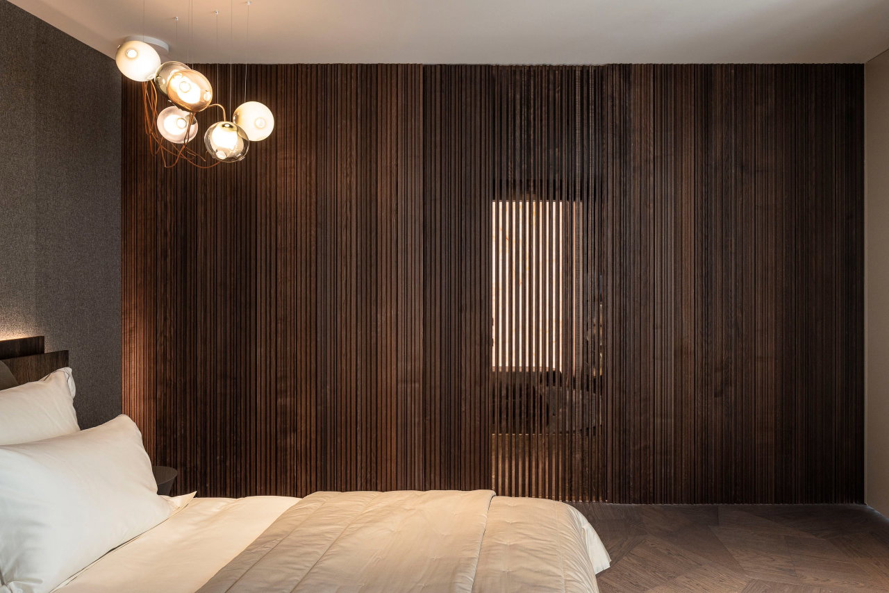 Pivottür aus Holz in einem Privathaus in Rotterdam mit FritsJurgens System M Pivot-Scharniersystem im Inneren