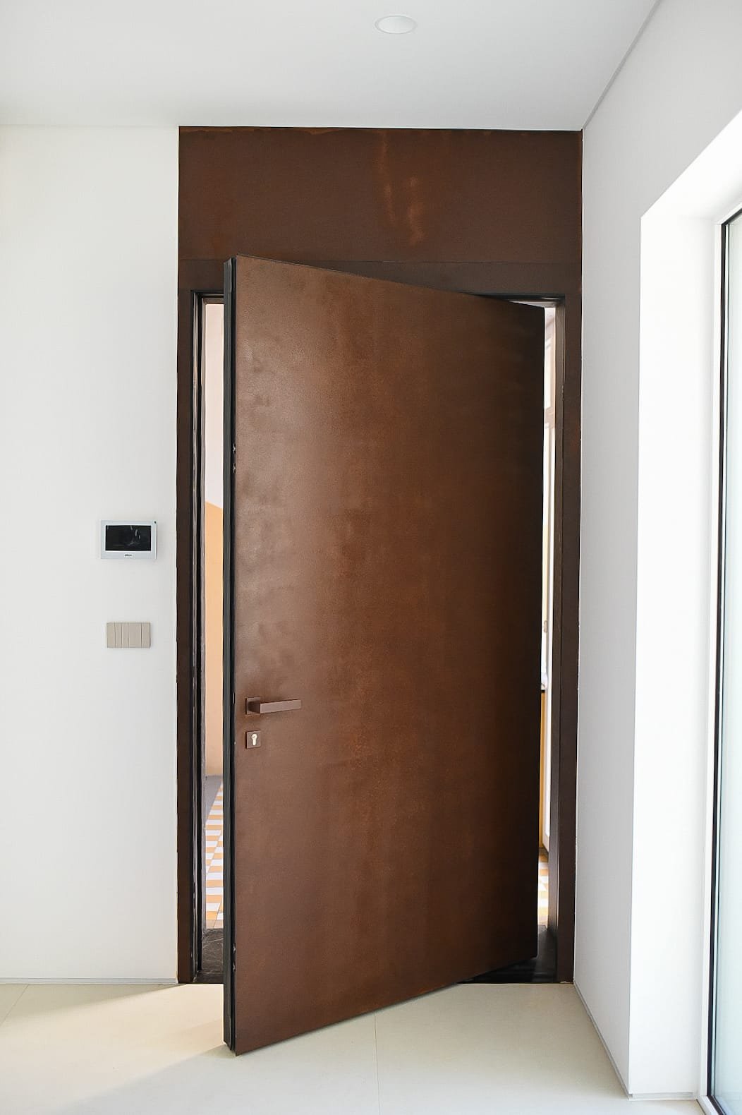 Steel pivot door in a private home in Osijek with FritsJurgens System One pivot hinge system inside