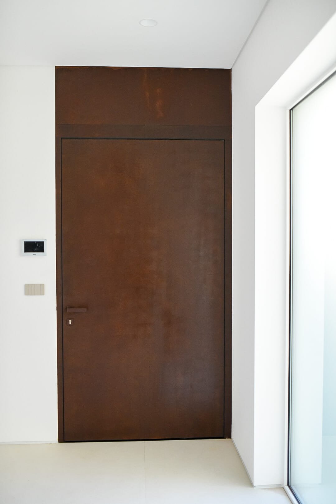 Steel pivot door in a private home in Osijek with FritsJurgens System One pivot hinge system inside