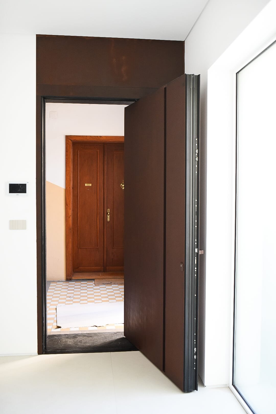 Steel pivot door in a private home in Osijek with FritsJurgens System One pivot hinge system inside