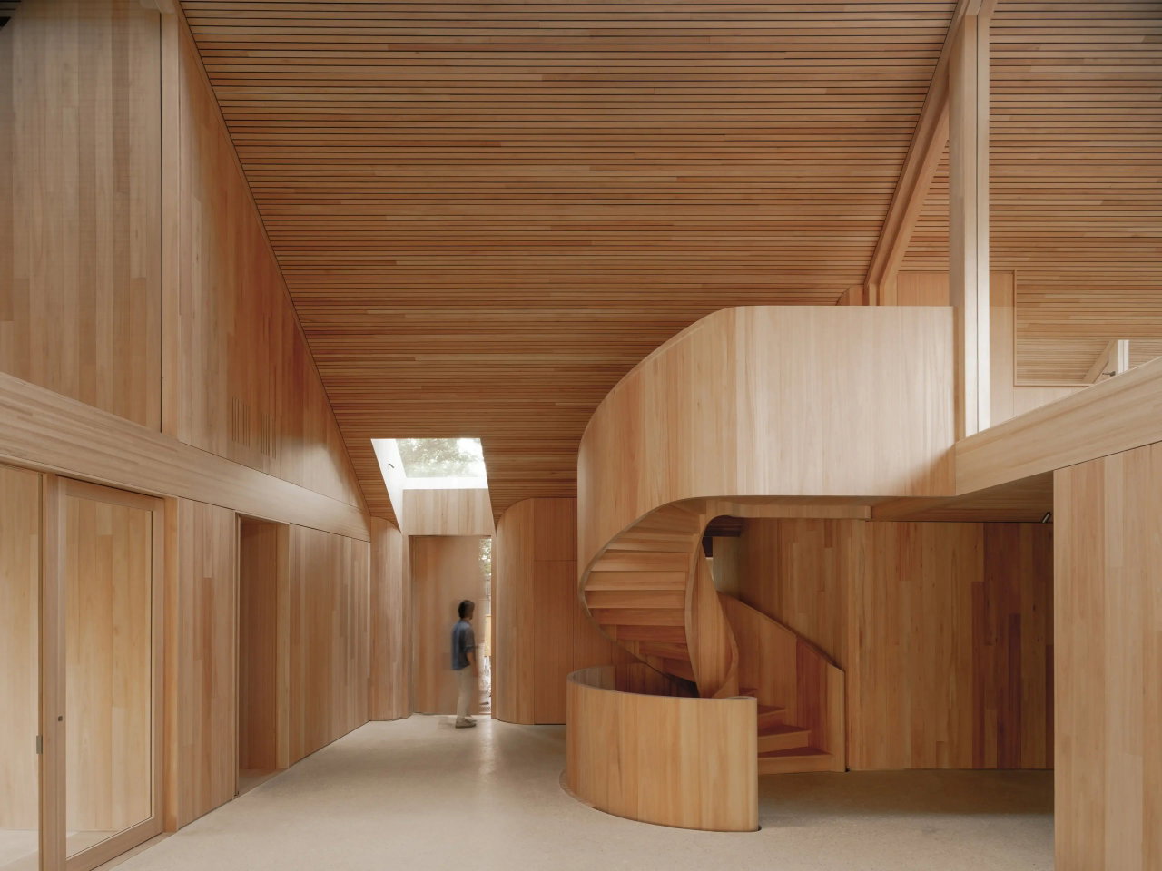 Pivottür aus Holz in einem Büro in Blaricum mit FritsJurgens System M+ Pivot-Scharniersystem im Inneren