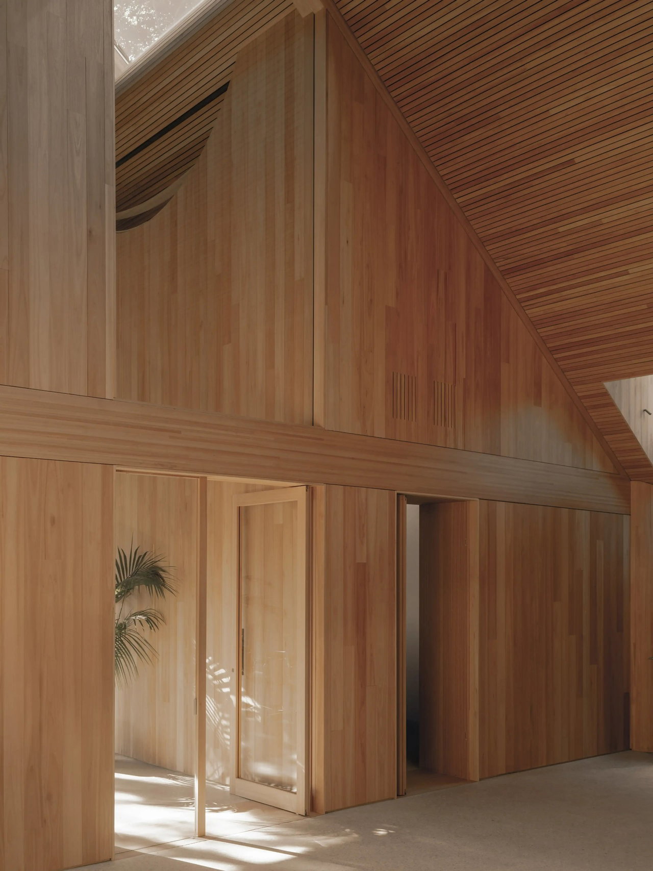Pivottür aus Holz in einem Büro in Blaricum mit FritsJurgens System M+ Pivot-Scharniersystem im Inneren