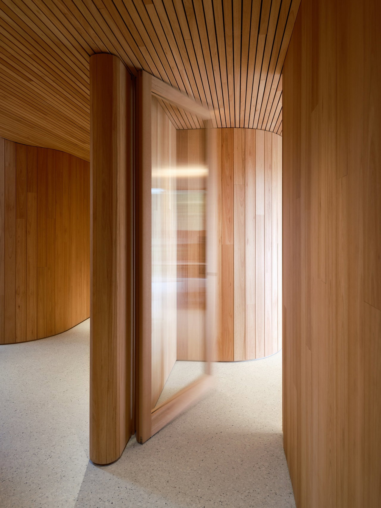 Pivottür aus Holz in einem Büro in Blaricum mit FritsJurgens System M+ Pivot-Scharniersystem im Inneren