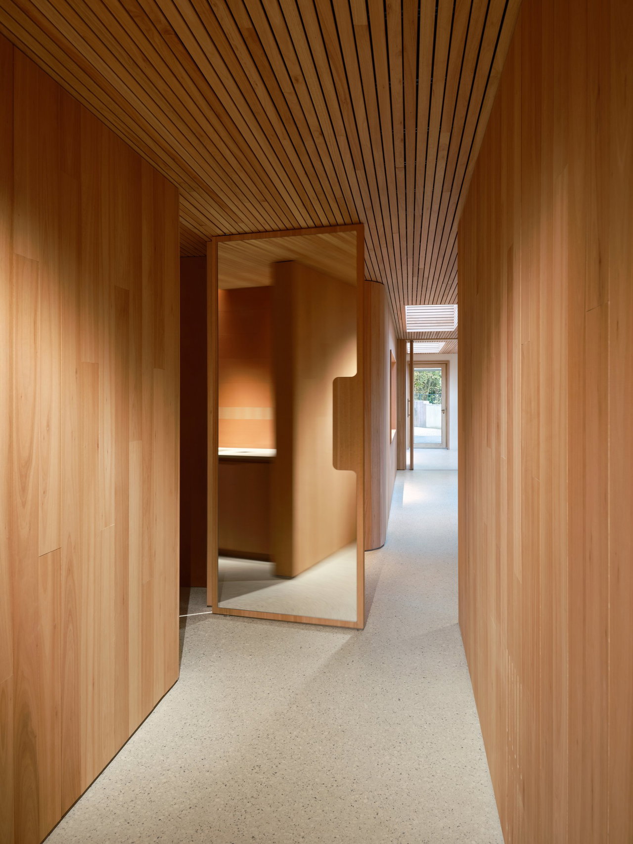 Pivottür aus Holz in einem Büro in Blaricum mit FritsJurgens System M+ Pivot-Scharniersystem im Inneren